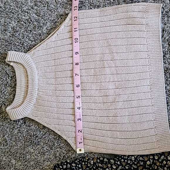 2 STUNNING CROP TOPS FLORAL AND RIBBED KNIT HALTER - Picture 7 of 11